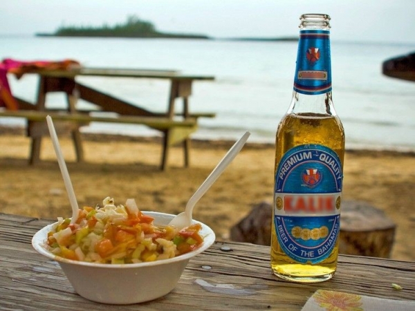 А на Багамах можно отдохнуть за миской с салатом из свежих моллюсков и холодным пивом, слушая волны и зарывая ноги в песок. блюдо, еда, кухня, путешествие