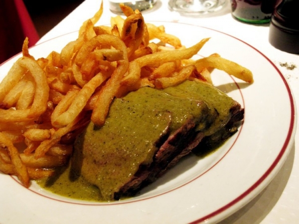 В меню парижского Le Relais de L'Entrecôte вы найдете нежный стейк, политый восхитительным соусом, который подается с золотым картофелем фри. блюдо, еда, кухня, путешествие