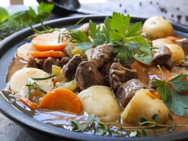 Холодным вечером согрейтесь над миской ирландского рагу — восхитительного сочетания баранины, портера, картофеля, моркови и трав. блюдо, еда, кухня, путешествие