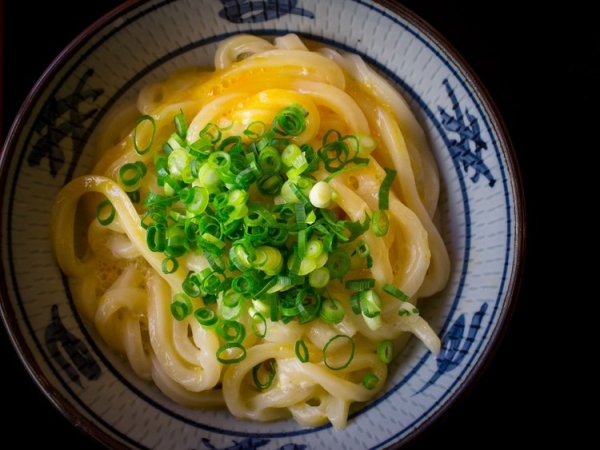 В японском городе Сануки закажите местный удон — толстую лапшу, которую подают с легким бульоном и приправляют зеленым луком, тофу и морепродуктами. блюдо, еда, кухня, путешествие