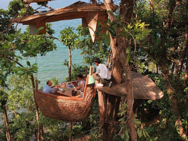 На курорте Soneva Kiri Resort на острове Ко Куд, Таиланд, можно попробовать изысканную домашнюю кухню, которую в вашу подвесную корзину на дереве доставят официанты-акробаты на «тарзанках». блюдо, еда, кухня, путешествие