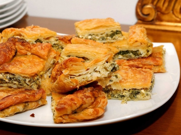 Отломите слоистый кусок свежей спанакопиты — пирога с сыром фета и шпинатом, который подают по всей Греции. блюдо, еда, кухня, путешествие