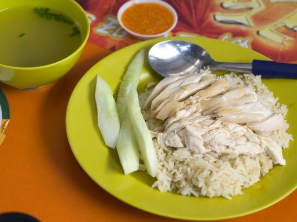 В Сингапуре закажите тарелку риса с курицей по-хайнаньски, который готовится на курином бульоне и подается с нежным цыпленком. Энтони Бурден, как и местные жители, особо любит прилавок Tian Tian Chicken Rice в ресторане Maxwell Food Court. блюдо, еда, кухня, путешествие