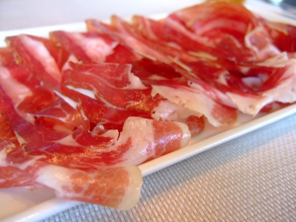 Побалуйте себя тарелкой хамона иберико в Испании. Его можно есть отдельно или на кусочке тоста. блюдо, еда, кухня, путешествие