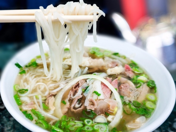 Во Вьетнаме непременно попробуйте горячий фо — ароматный суп из говядины с лапшой. блюдо, еда, кухня, путешествие