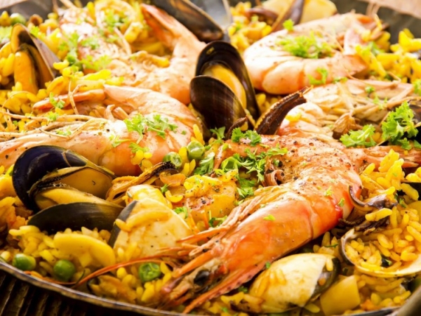 Разделите с друзьями горшок паэльи — риса с морепродуктами и чоризо, приправленного шафраном, — в Can Majó, знаменитом ресторане на побережье Барселоны, Испания. блюдо, еда, кухня, путешествие