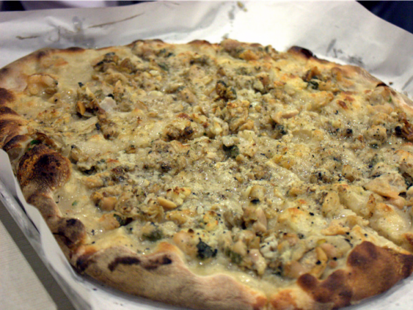 Попробуйте знаменитую «пиццу с белыми моллюсками», изобретенную в Pizzeria Napoletana Фрэнка Пепе в Нью-Хейвене, штат Коннектикут. блюдо, еда, кухня, путешествие