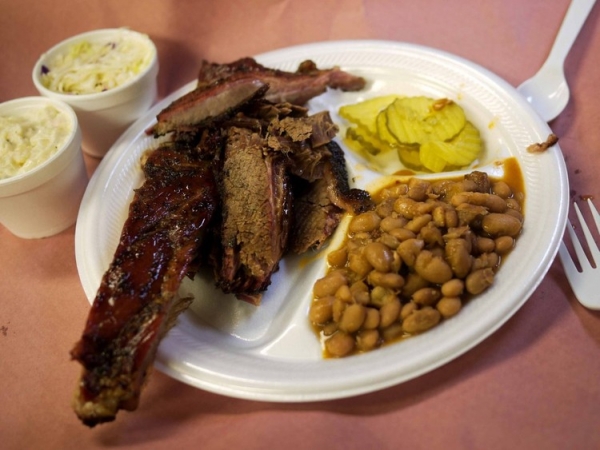 Угоститесь сочной грудинкой, свиной шеей, стейком и ребрышками в Snow's BBQ в Техасе — любимом ресторане барбекю шеф-повара Бобби Флая. блюдо, еда, кухня, путешествие