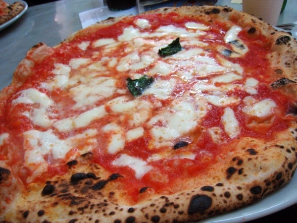 Пицца в L'Antica Pizzeria da Michele в Неаполе, Италия — сочная и хрустящая. Здесь готовят традиционные пиццы маринара и маргарита с 1906 года. блюдо, еда, кухня, путешествие