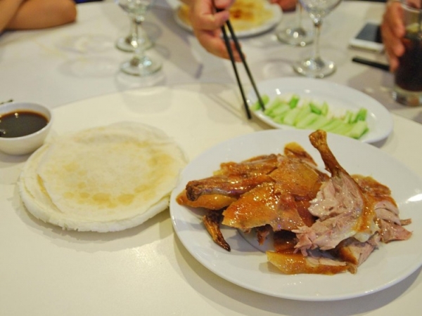 Нежная, только что разделанная пекинская утка — обязательный пункт программы в столице Китая. Блюдо станет еще вкуснее, если завернуть утку в блинчик с зеленым луком и соусом хойсин. блюдо, еда, кухня, путешествие