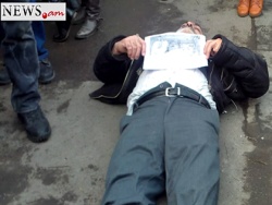 В Ереване арестовали лежачего активиста