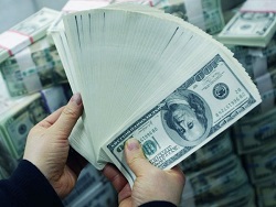 Курс доллара превысил 76 рублей