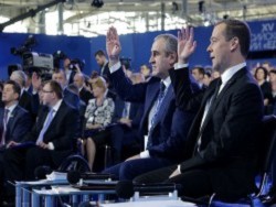 "Единая Россия" поменяла министров на телеведущих