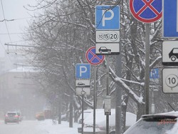 В Госдуме возмущены сугробами на платных парковках