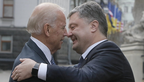 Президент Украины Петр Порошенко и вице-президент США Джозеф Байден, архивное фото