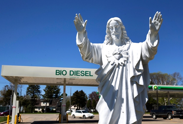 Статуя Иисуса рядом с заправкой в штате Айова