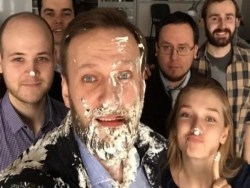 Блогер считает нормальной реакцию Навального на бросок тортом