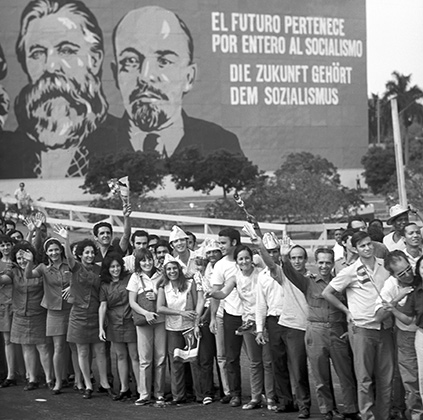 Кубинцы встречают руководителя ГДР Эриха Хонеккера, 1974 год