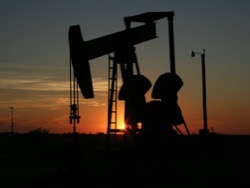 Нефть продолжает дешеветь, стоимость WTI падает сильнее цены Brent