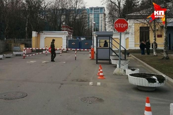 Солдаты вышли с территории больницы минуя КПП Фото: Александр ГЛУЗ