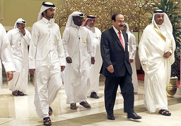 Члены ОПЕК не смогли прийти к единому мнению о заморозке добычи, следующий раунд переговоров — в июне. На фото: министр энергетики Бахрейна Абдул Хусейн Мирза в Дохе