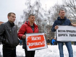 Кировчане на народном сходе потребовали от чиновников отремонтировать дороги