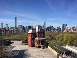 Копию дома из триллера "Психо" установили на крыше музея в Нью-Йорке