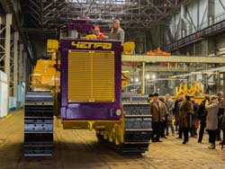 Концерн "Тракторные заводы" отправит в простой 10 тысяч работников