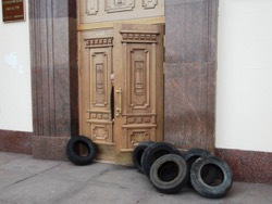 Коррупция. Дороги. К правительству Ульяновской области возложили пробитые колеса