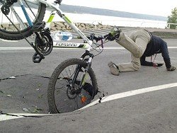 Пензенского велосипедиста оштрафовали за "причинение повреждений" выбоине на дороге