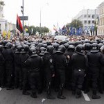 Несколько тысяч протестующих перекрыли центральную улицу Киева