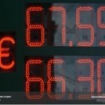 Жители России стали покупать меньше валюты