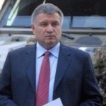 Аваков отблагодарил Яценюка расписным снарядом