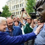 Памятник Олегу Табакову открыли в Саратове