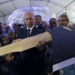 Дети на авиасалоне подарили Путину летающий топор и часы