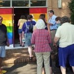 В США вход в церковь покрасили в радужные ЛГБТ-цвета