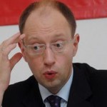 Яценюк: РФ необоснованно закрывает небо для Украины