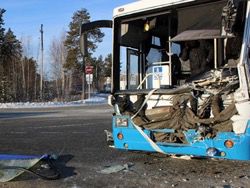 В ХМАО пассажирский автобус столкнулся с КамАЗом