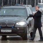 Медведев раскритиковал чиновников за дорогие автомобили