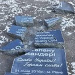 В Ровно уничтожают памятные знаки Бандере и Шухевичу