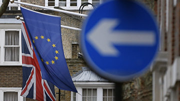 Флаги Евросоюза и Великобритании на отеле в Лондоне. Архивное фото