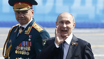 Владимир Путин и Сергей Шойгу приветствуют ветеранов после парада Победы на Красной площади