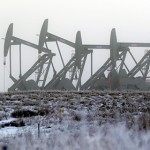 Россия и ОПЕК договорились заморозить добычу нефти