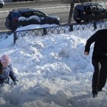 В Магнитогорске нашли сугроб, начиненный деньгами