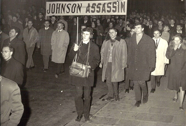 Французские коммунисты проводят акцию протеста против войны во Вьетнаме у стен посольства США в Париже, 1957