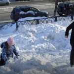 Магнитогорцы нашли сугроб, начиненный деньгами