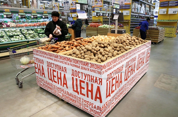 Покупательница в овощном отделе супермаркета. Фото: Александр Демьянчук/ТАСС