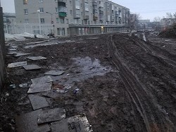 Уральские города в весенней разрухе: "разбомбленные" дороги, смытые мосты 