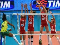 Турецкие болельщики закидали российских волейболисток мусором