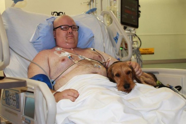  Когда Закари начал умолять, чтобы ему позволили повидаться с его псом Чейзом, он уже несколько недель пролежал в больнице и был очень слаб после пересадки стволовых клеток ,   рассказала Дженкинс. больница, животные, терапия
